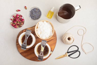 El yapımı aroma mumları için malzemeler ve aletler. Organik soya cilası, temel yağlar, filizler, tencereler. El işi hobisi, küçük işletme, sanatsal ürünler konsepti