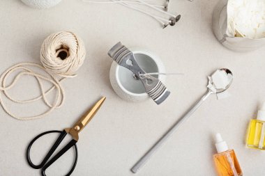 El yapımı aroma mumları için malzemeler ve aletler. Organik soya cilası, temel yağlar, filizler, tencereler. El işi hobisi, küçük işletme, sanatsal ürünler konsepti