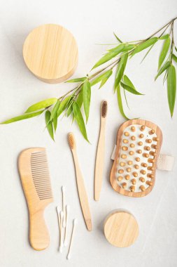 Bambu tuvalet malzemeleri. Etik, sürdürülebilir, sıfır atık, plastik yaşam tarzı fikri yok. Üst görünüm, düz yatış modeli