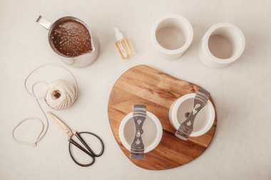 El yapımı aroma mumları için malzemeler ve aletler. Organik soya cilası, temel yağlar, filizler, tencereler. El işi hobisi, küçük işletme, sanatsal ürünler konsepti