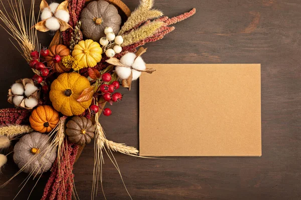 Modèle rustique avec décoration de table d'automne. Décor intérieur floral pour les vacances d'automne — Photo