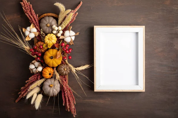 Rustic mockup with autumn table decoration. Floral interior decor for fall holidays — Stock Photo, Image