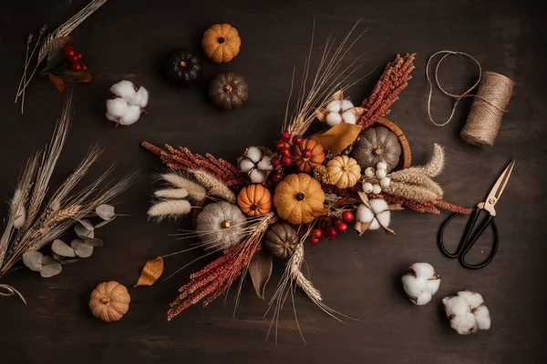 Diy rustic autumn table decoration. Floral interior decor for fall holidays — Stock Photo, Image