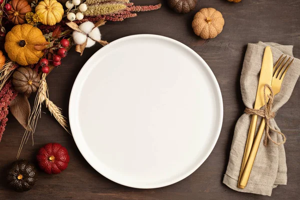 Menú rústico maqueta con plato y decoración de mesa de otoño. Decoración interior floral para vacaciones de otoño — Foto de Stock