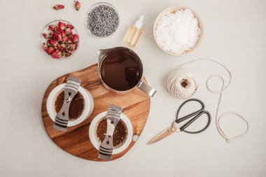 El yapımı aroma mumları için malzemeler ve aletler. Organik soya cilası, temel yağlar, filizler, çömlekler