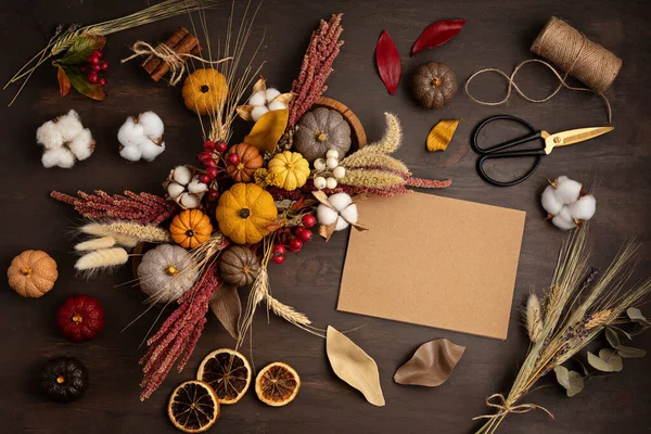 素朴な秋のテーブルの装飾を死ぬ。秋の休日のための花のインテリア — ストック写真