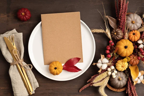 Rustic menu mockup with plate and autumn table decoration. Floral interior decor for fall holidays — Stock Photo, Image