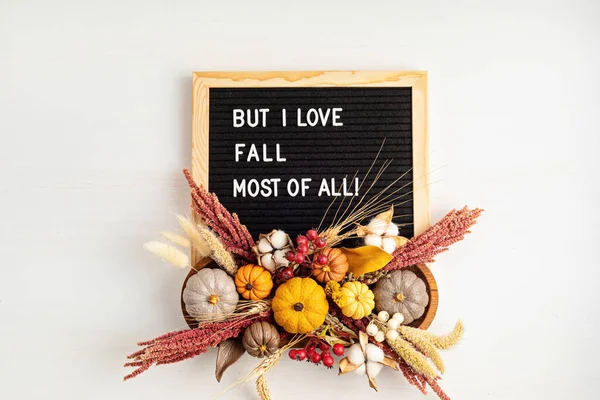 Plocha ležela s plstěnou kartonovou deskou a textem, ale já miluju podzim ze všeho nejvíc. Podzimní dekorace tabulky — Stock fotografie