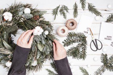 Doğal elementlerle yapılmış geleneksel Noel çelenginin en üst görüntüsü. Noel kutlaması