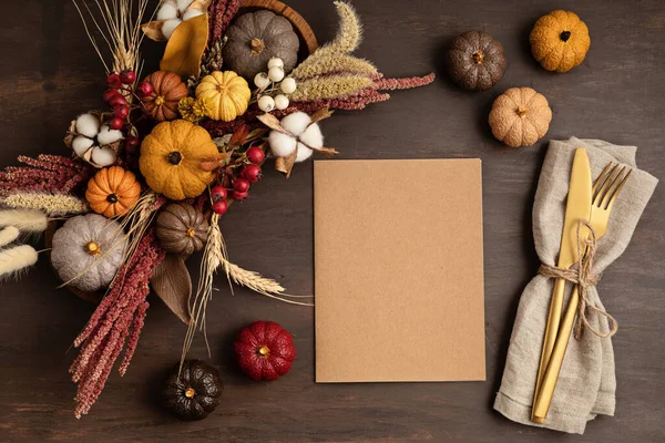 Rustic menu mockup with card and autumn table decoration. Floral interior decor for fall holidays — Stock Photo, Image