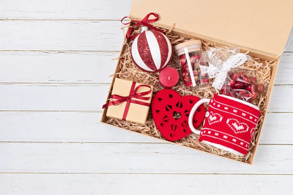 Preparación de paquete de cuidado, caja de regalo de temporada con taza, arándanos, vela de aroma y adorno de Navidad — Foto de Stock