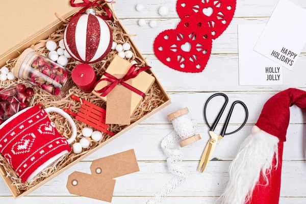 Preparación de paquete de cuidado, caja de regalo de temporada con taza, arándanos, vela de aroma y adorno de Navidad — Foto de Stock