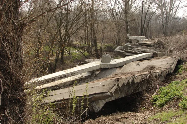 Köprüye, bahara, sokağa çıkan kırık merdivenler.