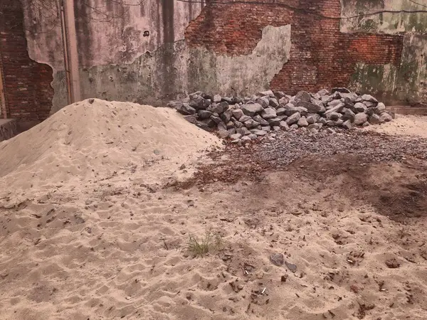 İnşaat, kum ve taşlar için hazırlık, sonbahar