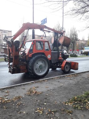 Traktör şoförü bekliyor.