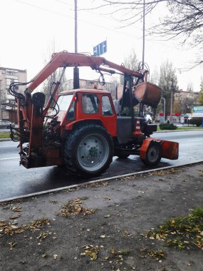 Traktör sabah çalışmaya başlıyor.
