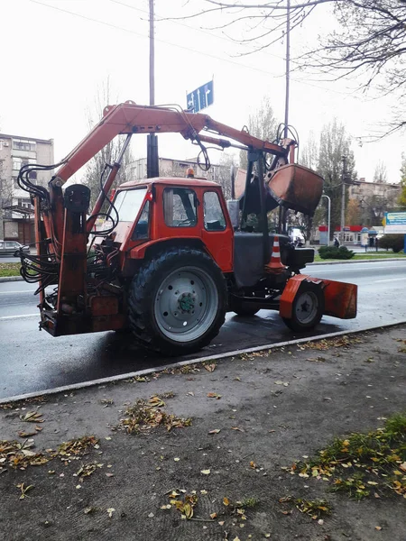 Traktör sabah çalışmaya başlıyor.