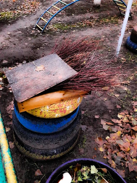  Hademenin aletleri yağmurda unutuldu.