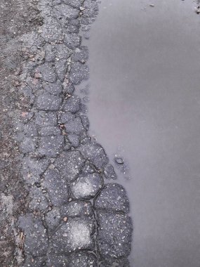 Su birikintisi ve asfalt, sınır ve yansıma