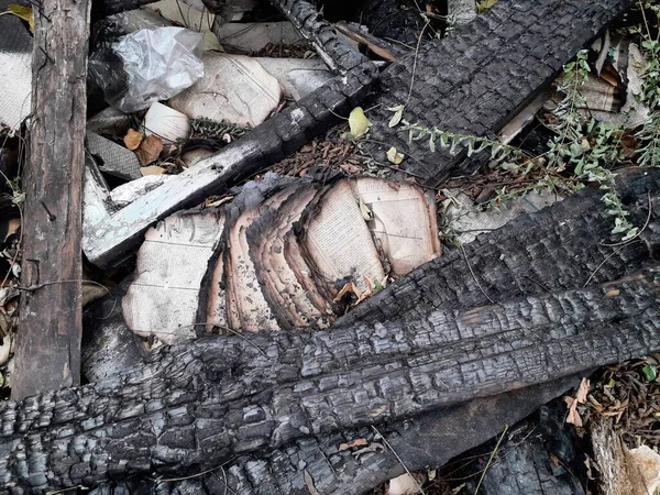 Kitaplar ve ateş, yangından geriye kalanlar.