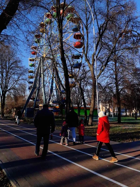 Sonbaharda dönme dolap