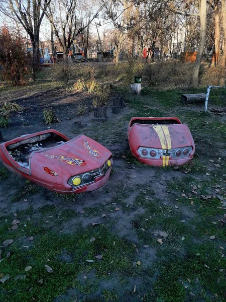 İçinde kum olan çocuk arabaları çalınmasın diye.