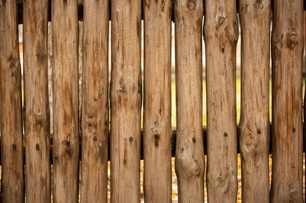 Una Cerca Hecha Tablas Más Menos Procesadas Una Empalizada Troncos —  Fotos de Stock