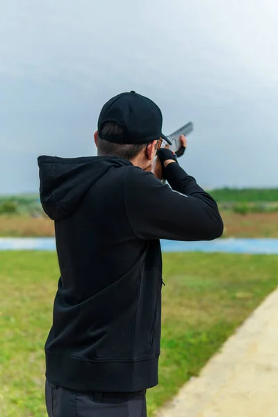 Uomo Abiti Scuri Berretto Sta Mirando Con Una Pistola Doppia — Foto Stock