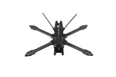 FPV yarış İHA 'sı için karbon çerçeve beyaz arka planda izole. Quadcopter monte ediliyor.