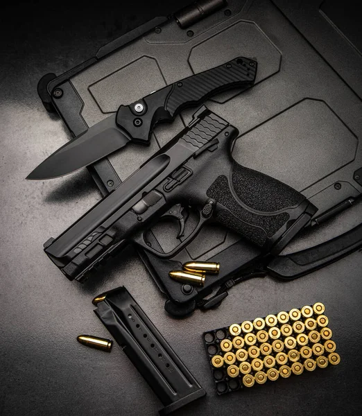 Uma Pistola Cartuchos Para Ele Uma Faca Dobrável Fundo Escuro — Fotografia de Stock
