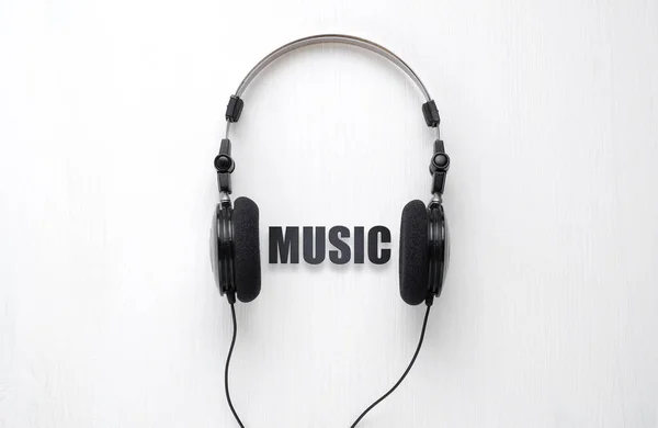 Cuffie Cablate Ascoltare Musica Uno Sfondo Legno Bianco Concetto Illustrare — Foto Stock