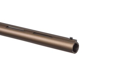 Modern yarı otomatik tüfek. Spor ve av için silahlar. Beyaz arka planda tahtadan yapılmış bronz renkli bir silah..