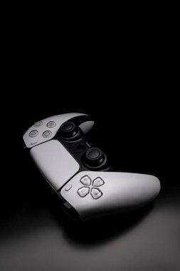 25 Kasım 2020, Odessa, Ukrayna. Beyaz yeni Playstation 5 oyun konsolu, arka planda çift duyulu. Siber Spor poster konsepti.