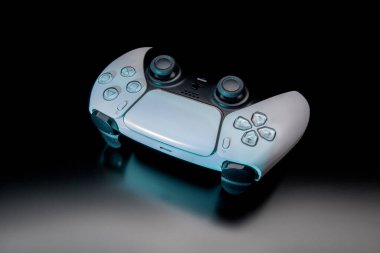 25 Kasım 2020, Odessa, Ukrayna. Beyaz yeni Playstation 5 oyun konsolu, arka planda çift duyulu. Siber Spor poster konsepti.