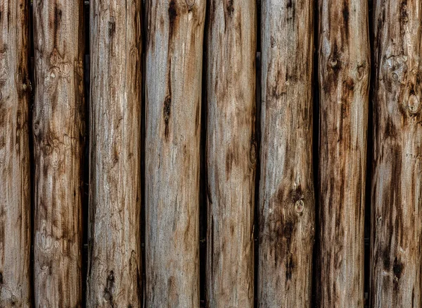 おおまかに加工された板でできた柵 荒っぽい丸太の柵 木の背景 — ストック写真