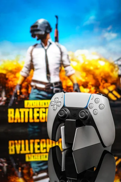 2020年12月20日 ウクライナのオデッサ ゲームPubgの背景にある白の新しいPlaystation 5ゲームパッド サイバースポーツポスターのコンセプト — ストック写真