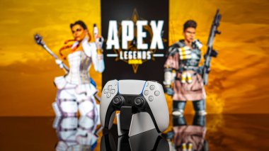 20 Aralık 2020, Odessa, Ukrayna. Oyun apeksinin arka planında beyaz yeni Playstation 5 oyun platformu.