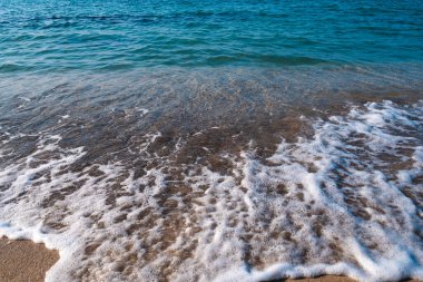 Deniz Burnu. Kumlu sahilde dalgalar akıyor. Güzel bir günde deniz kıyısında ya da okyanusta. Deniz kenarında tatil ve dinlenme.
