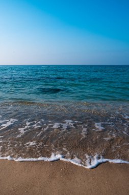 Deniz Burnu. Kumlu sahilde dalgalar akıyor. Güzel bir günde deniz kıyısında ya da okyanusta. Deniz kenarında tatil ve dinlenme.