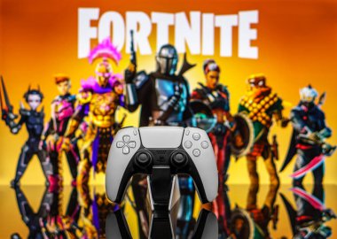 20 Aralık 2020, Odessa, Ukrayna. Oyunun arka planında beyaz yeni Playstation 5 oyun platformu var. Fortnite siber spor poster konsepti.