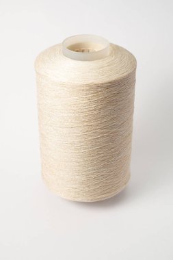 Beyaz bir arka planda pamuk yumağı. Yan görünüm. İzole edilmiş beyaz arkaplanda tekstil makarası..