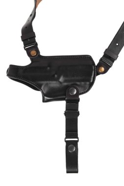 Omuz bantlı siyah deri tabanca kılıfı beyaz arka planda izole edilmiş. Silah aksesuarı. Polis üniformasının bir parçası ya da koruma..