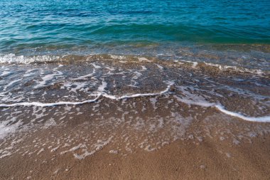 Deniz Burnu. Kumlu sahilde dalgalar akıyor. Güzel bir günde deniz kıyısında ya da okyanusta. Deniz kenarında tatil ve dinlenme.