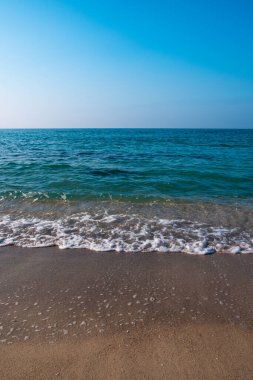 Deniz Burnu. Kumlu sahilde dalgalar akıyor. Güzel bir günde deniz kıyısında ya da okyanusta. Deniz kenarında tatil ve dinlenme.