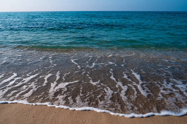 海浪在沙滩上奔流 在一个美好的日子里 大海或海洋的海滨 海上度假和放松 — 图库照片