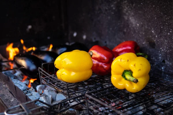 Ψητά Φρέσκα Λαχανικά Κίτρινες Κόκκινες Πιπεριές Και Μελιτζάνες Ψήνονται Χορτοφαγικό — Φωτογραφία Αρχείου
