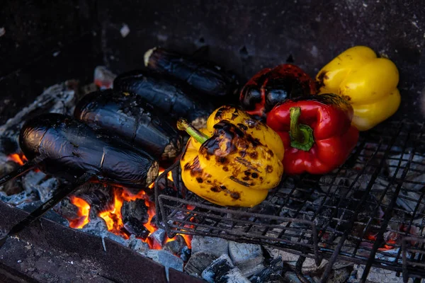 Legumes Frescos Grelhados Amarelo Pimentas Vermelhas Berinjela São Grelhados Churrasco — Fotografia de Stock