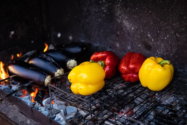 Legumes Frescos Grelhados Amarelo Pimentas Vermelhas Berinjela São Grelhados Churrasco — Fotografia de Stock