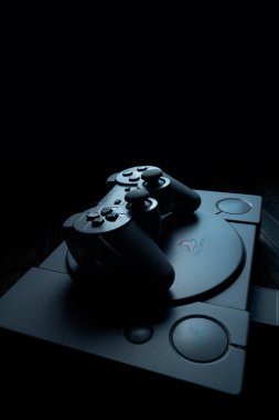 14 Nisan 2020, Odessa, Ukrayna. Playstation oyun konsolu. 90 'lardan kalma vintage konsol. Bir çocuk için en iyi hediye, erkek arkadaş, erkek.