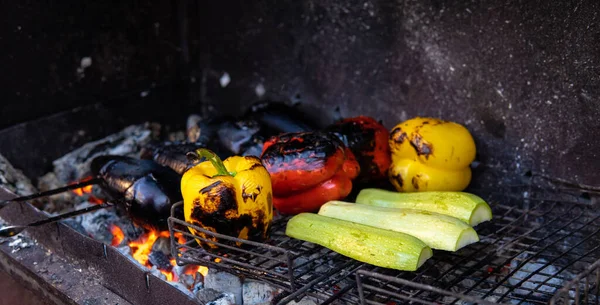 Legumes Frescos Grelhados Amarelo Pimentas Vermelhas Berinjela São Grelhados Churrasco — Fotografia de Stock